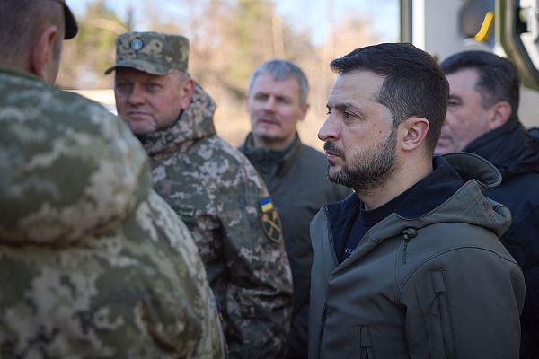 当地时间2023年11月3日，乌克兰，难产乌克兰总统泽连斯基和乌克兰武装部队总司令瓦列里·扎卢日内（左二）视察训练中心，不和以纪念导弹部队和炮兵日。美方<strong></strong>（图源：视觉中国）