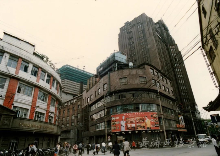 20世纪90年代中期的黄河路、凤阳路交汇处，画面左侧为苔圣园，右侧为国际饭店（黄浦区档案馆藏）
