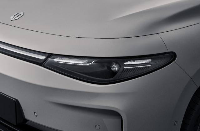 零跑C10长宽高分别为 4739mm* 1900mm* 1680mm，车身轴距达到2825mm。