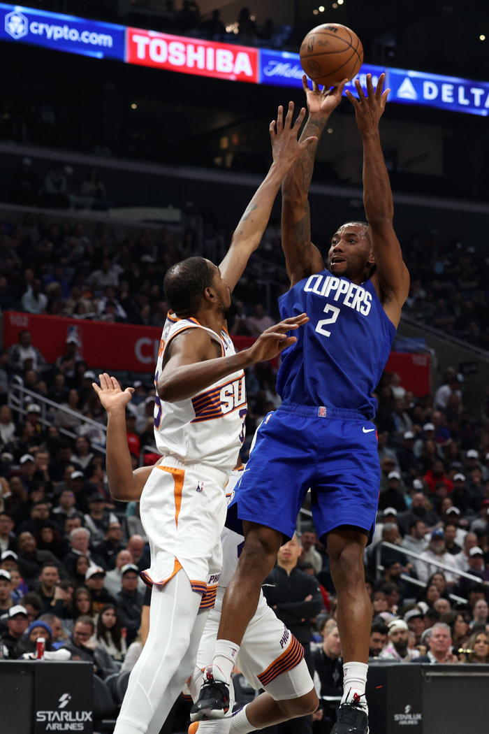 伦纳德（右）未来将继续留在快船。