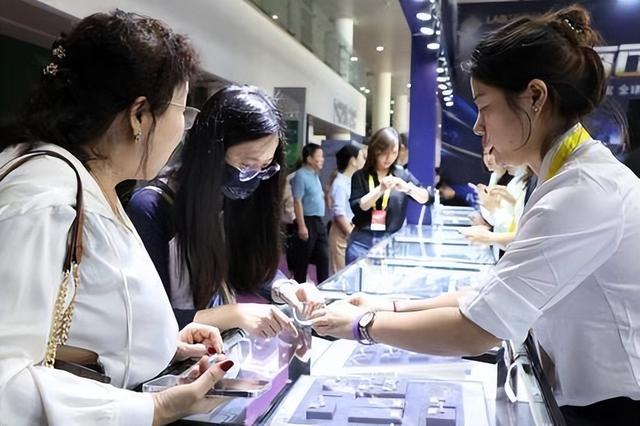 2023培育钻石展销会活动现场，嘉宾正在选购钻石产品。王梦瑶 摄