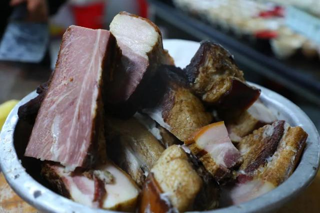 鲜香浓郁倒入煮得软烂的豆米翻炒出香辣底味加入大蒜,西红柿,豆瓣酱