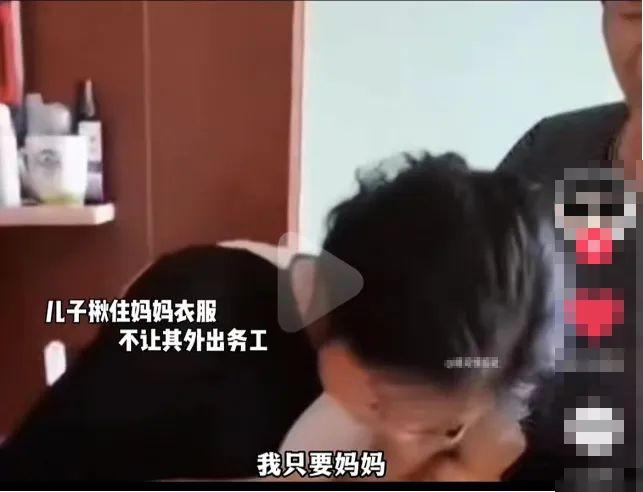 奶奶在一旁開導:那你要玩這玩那,都要錢買啊.