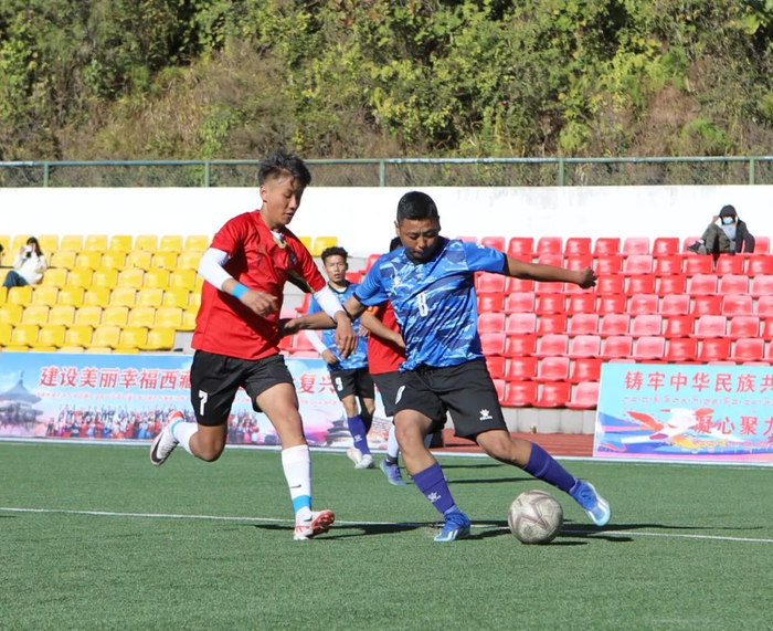 比赛中对抗的场面。记者 关明辉 摄