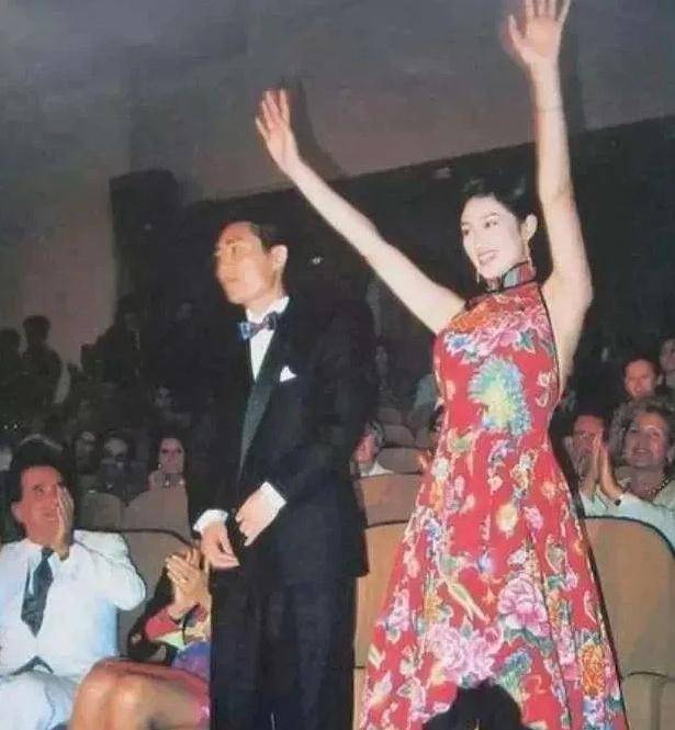 巩俐1992年穿东北大花亮相威尼斯电影节。（图/网络）