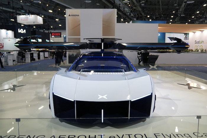 小鹏用飞行汽车展示了对未来出行的畅想。摄影｜潘玮哲