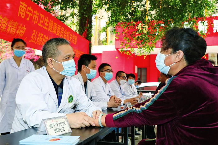 南宁市中医医院名中医为居民把脉问诊。（陈勇志 摄）