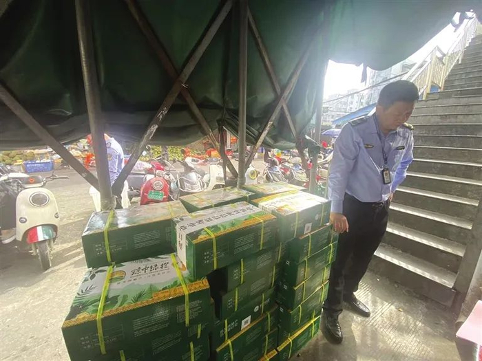 执法人员现场查扣涉嫌侵权产品。