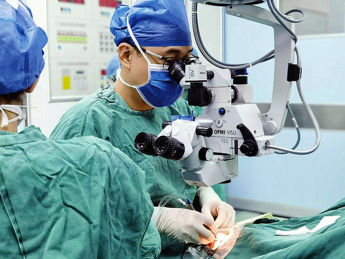 ▲南宁市红十字会医院眼科团队成功实施非衍射型人工晶体植入术。 （医院供图）