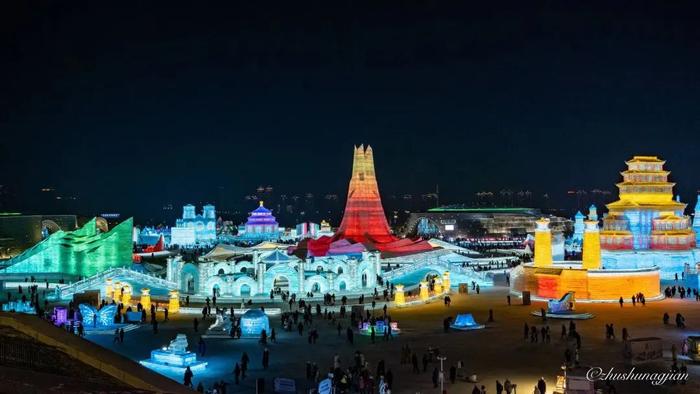 游客在哈尔滨冰雪大世界园区内游玩。本报记者 朱双建摄