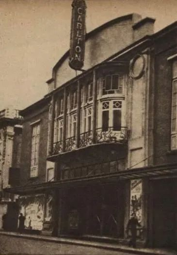 昔日位于派克路（今黄河路）的卡尔登大戏院（今长江剧场）