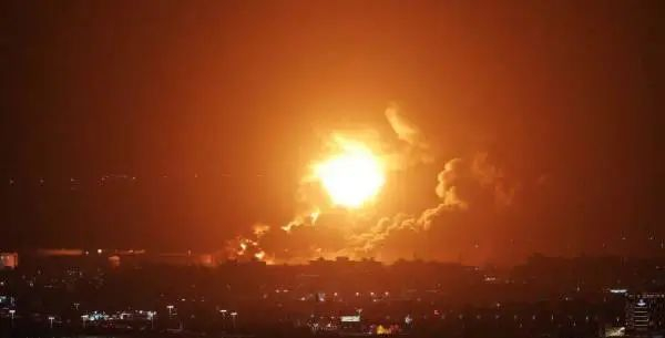 胡塞武装控制多地遭美军空袭  图源：央视新闻