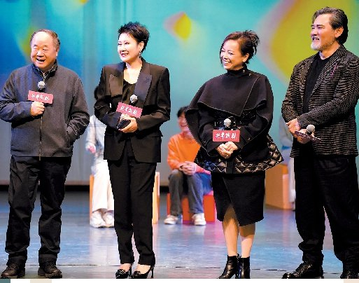             莫言、张凯丽、邓萃雯、赵文瑄（从左至右）在发布会上          