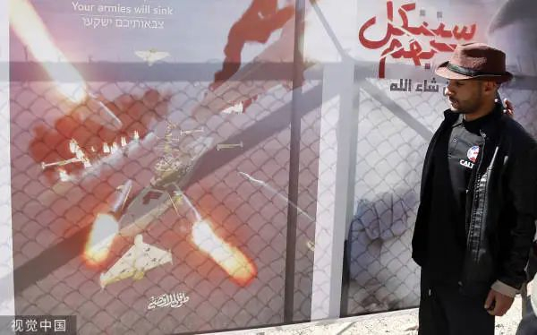 当地时间1月10日，也门萨那街上的广告牌，上面有瞄准船只的图像  图源：视觉中国