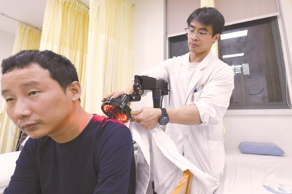             37岁的时先生下班后过来接受理疗（下图）          