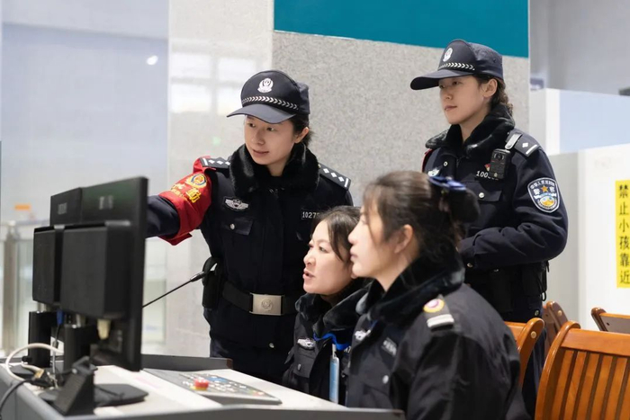 民警现场盯控安检查危 本报通讯员  胡玄德 摄