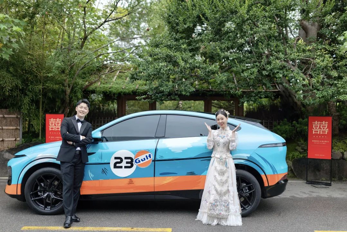 翁心晨婚礼上的婚车。图 / 受访者提供