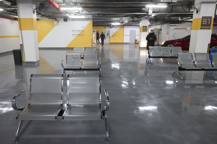 网约车候车区位于地下一层，设置了空调候车房间和座椅。新京报记者 王贵彬 摄