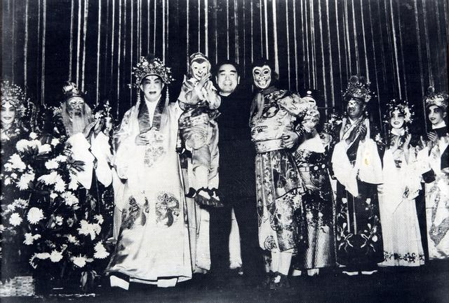 1957年12月15日，周恩来与六龄童、小六龄童合影 张祖麟 摄