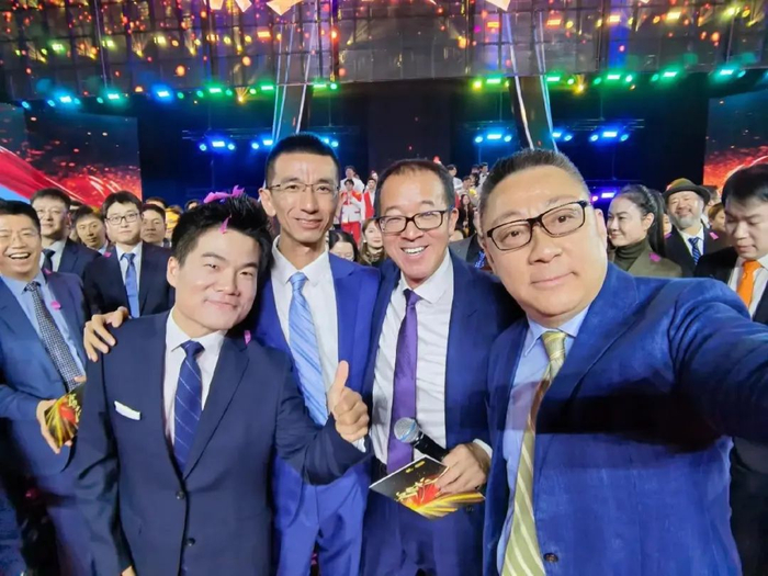 2023年11月16日，新东方30周年年会上，集团高层自拍，董宇辉是唯一被拉去合照的“员工”