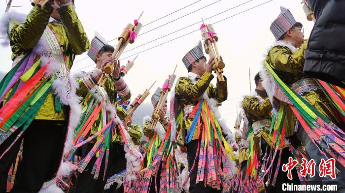 贵州从江苗寨吹响芦笙庆新年