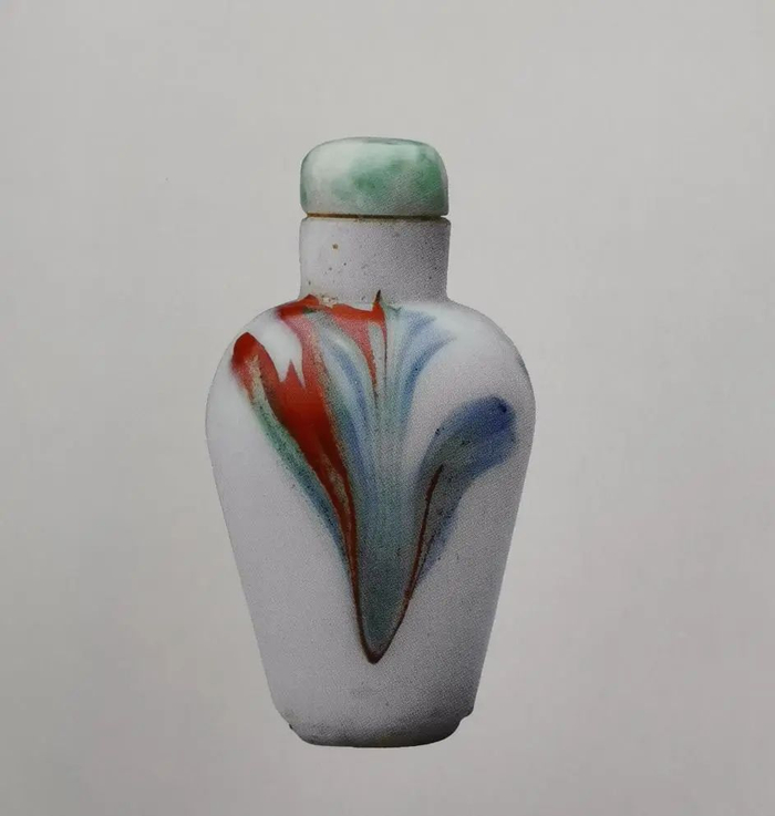       白玻璃搅色鼻烟壶（清中期）     