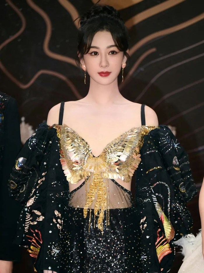 开年解锁prada,杨紫终于开窍|杨紫|妆容|眼线_新浪新闻