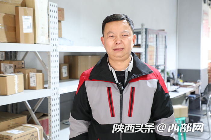 陕西省人大代表、西安顺丰速运有限公司富源三路营业部快递员郝飞飞