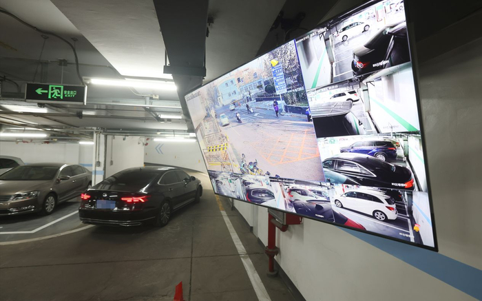 在停车场出口处增设屏幕，可实时显示出口和周边路况信息。新京报记者 王贵彬 摄