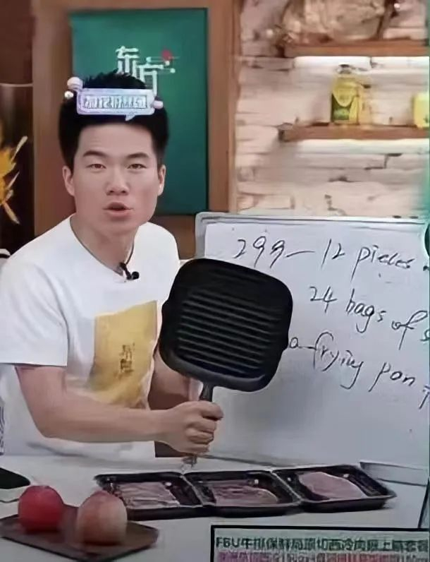 2022年6月10日，在直播间售卖299元一份的牛排时，董宇辉用中英双语轻松、幽默地讲解产品让东方甄选一下子“火”出圈