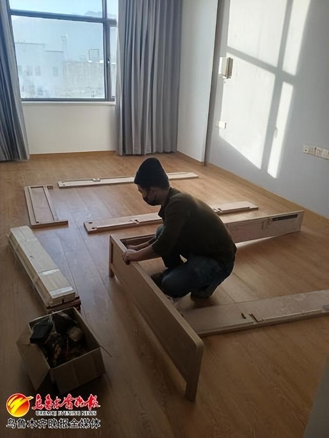 　　施工人员正在进行内部家具安装。记者贾梦妍摄