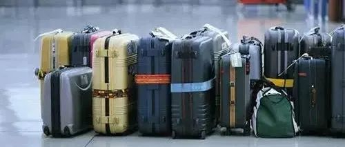 用醒目的行李绑带标记的行李