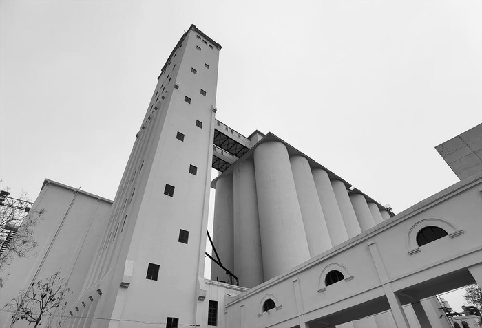 　　72米的玉米机械化仓库提升塔高高耸立，与之相连的储粮塔被评为石家庄市首批历史建筑。