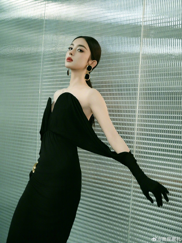 出发图,黑色露肩礼服尽显好身材|古力娜扎_新浪新闻