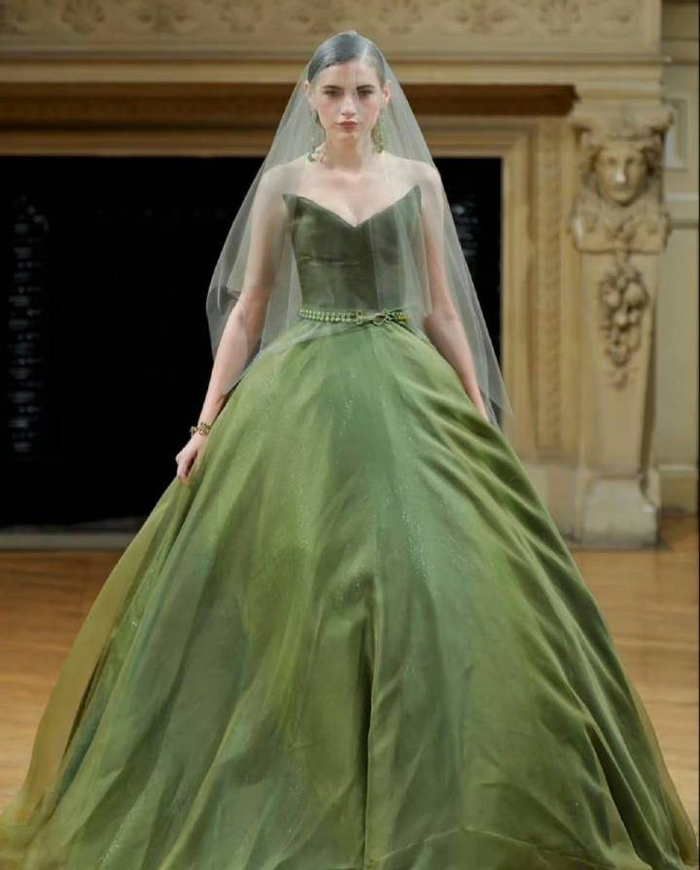 迪丽热巴来了,穿2011年的古董绿色高定礼服出场……|迪丽热巴|微博之