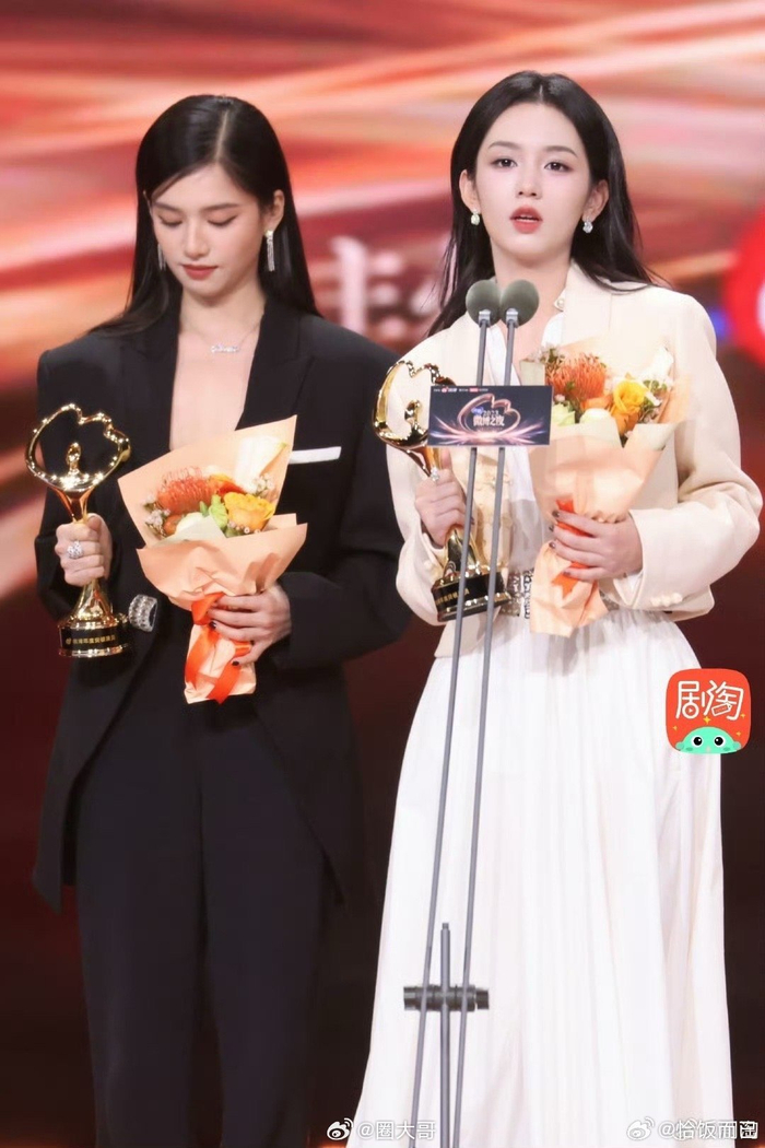 张婧仪周也两人内场同框领奖合照来啦……|张婧仪|周也_新浪新闻