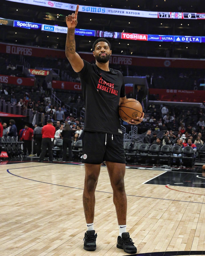 最近乔治上脚率很高的两双球鞋……|保罗·乔治|nike kobe_新浪新闻