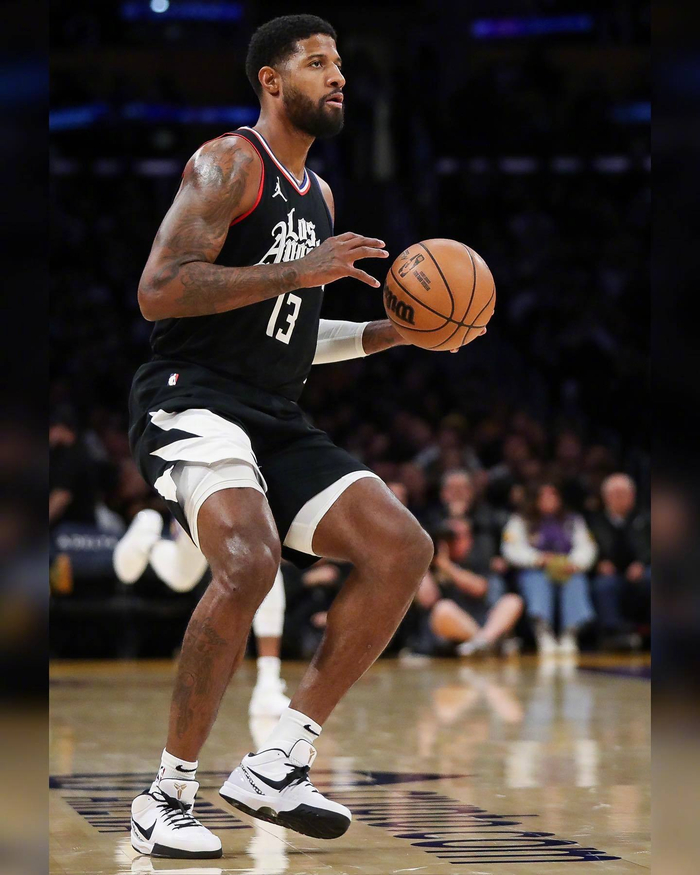 最近乔治上脚率很高的两双球鞋……|保罗·乔治|nike kobe_新浪新闻