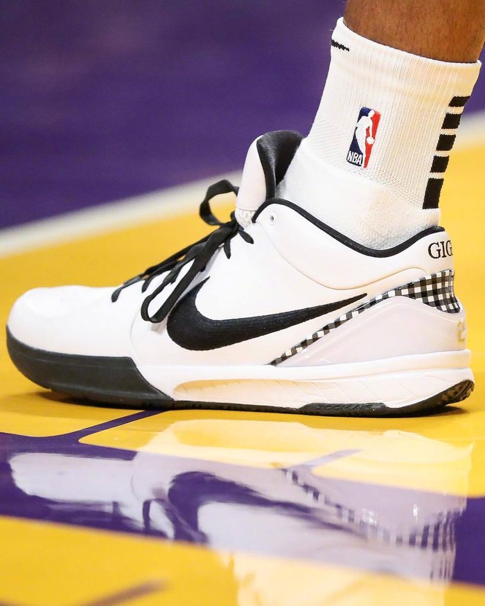 最近乔治上脚率很高的两双球鞋……|保罗·乔治|nike kobe_新浪新闻