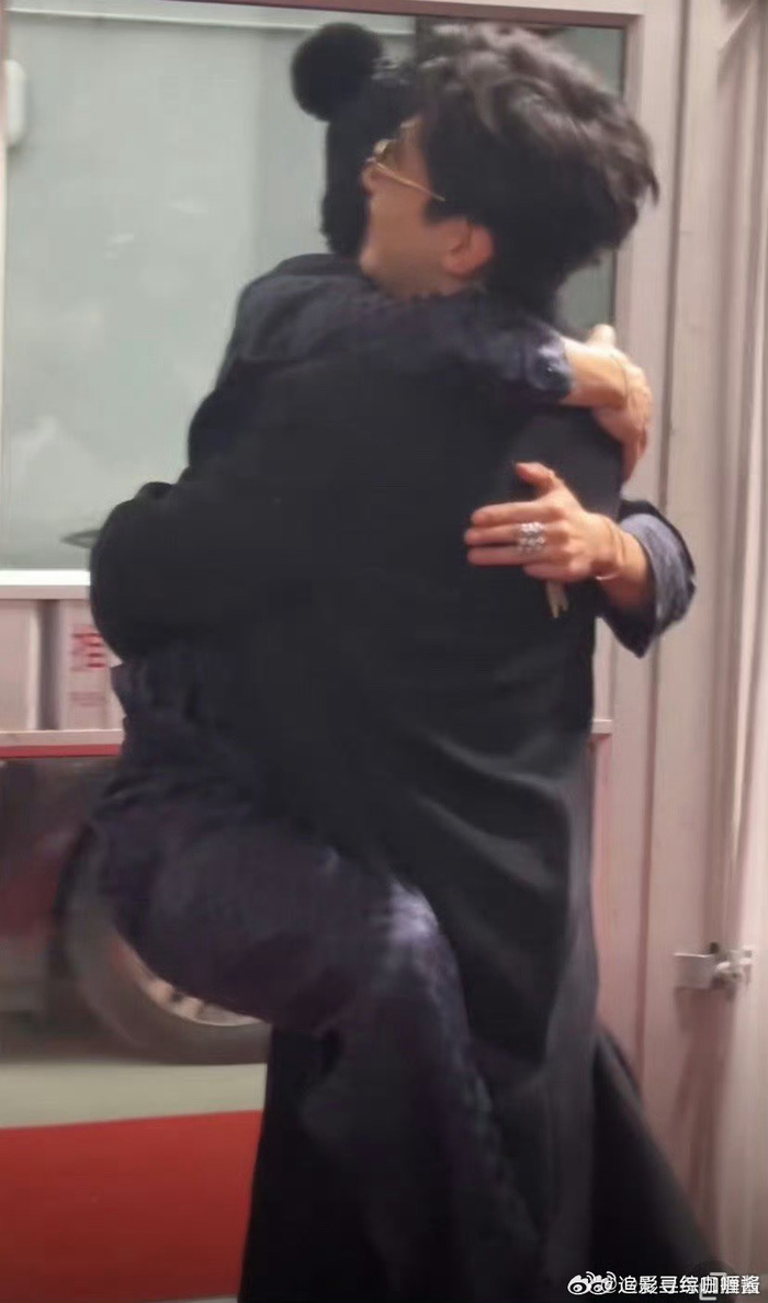 熊抱?挂腰抱?|白敬亭|王嘉尔|哆啦a梦_新浪新闻