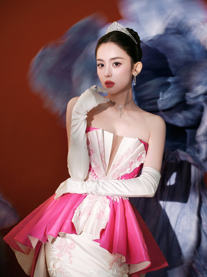 娜扎微博之夜最新红毯造型来啦……|古力娜扎|红毯造型|微博之夜_新浪