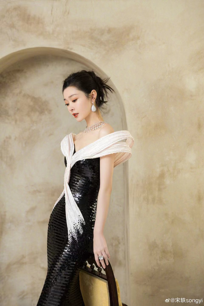 宋轶是什么高贵女神啊,腰臀比线条好好……|宋轶_新浪新闻