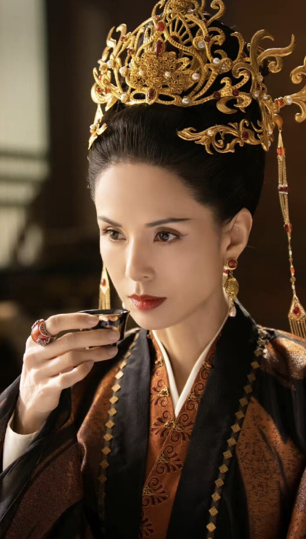 巅峰隐退错失豪门57岁的她活成这样