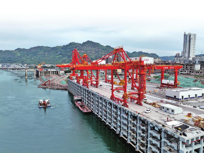 水富港实现“水铁公”物流联运狄廷秀 摄