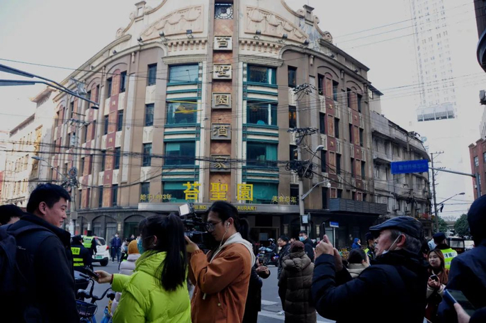 市民纷纷打卡黄河路。中新社发 严大明 摄