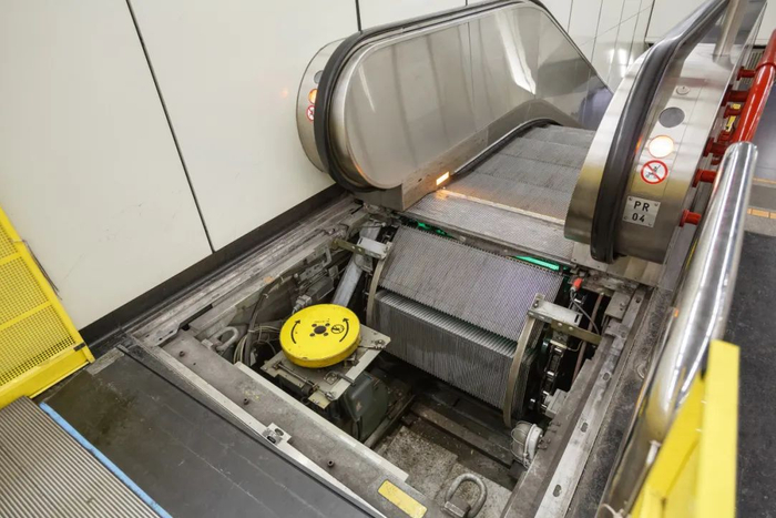 自动扶梯的第二块踏板真的会"吃人" | 答案如下|扶梯|自动扶梯_新浪