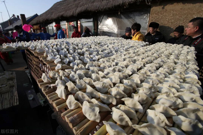 以前家里的冻饺子就和现在买的速冻饺子一样，方便、快捷，但小辽还是觉得自己家包的饺子是最好吃的。