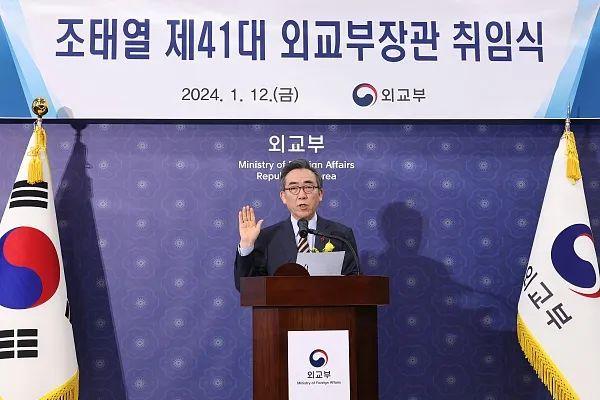 当地时间2024年1月12日，韩国首尔，新任外交部长官赵兑烈出席就任仪式，进行就任宣誓。图源：视觉中国