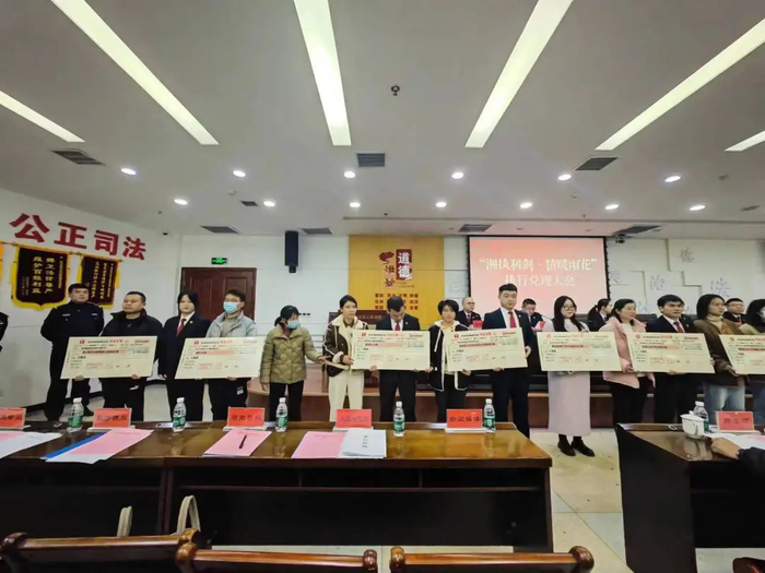 长沙雨花区法院的执行兑现现场。 澎湃新闻记者 谭君 图