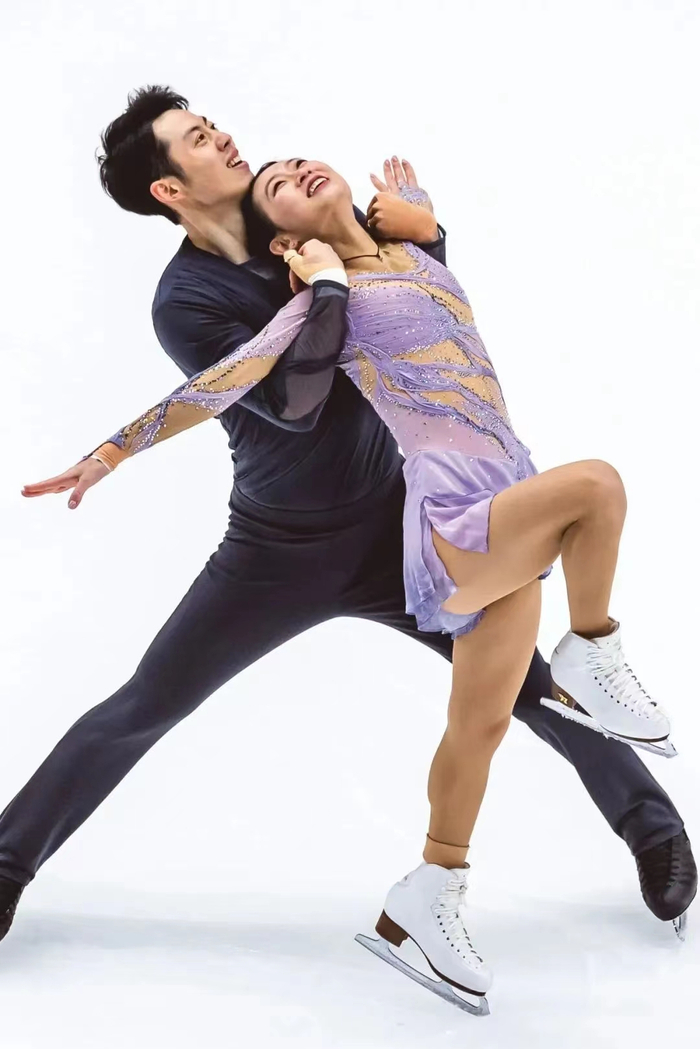 双人滑组合彭程/王磊。